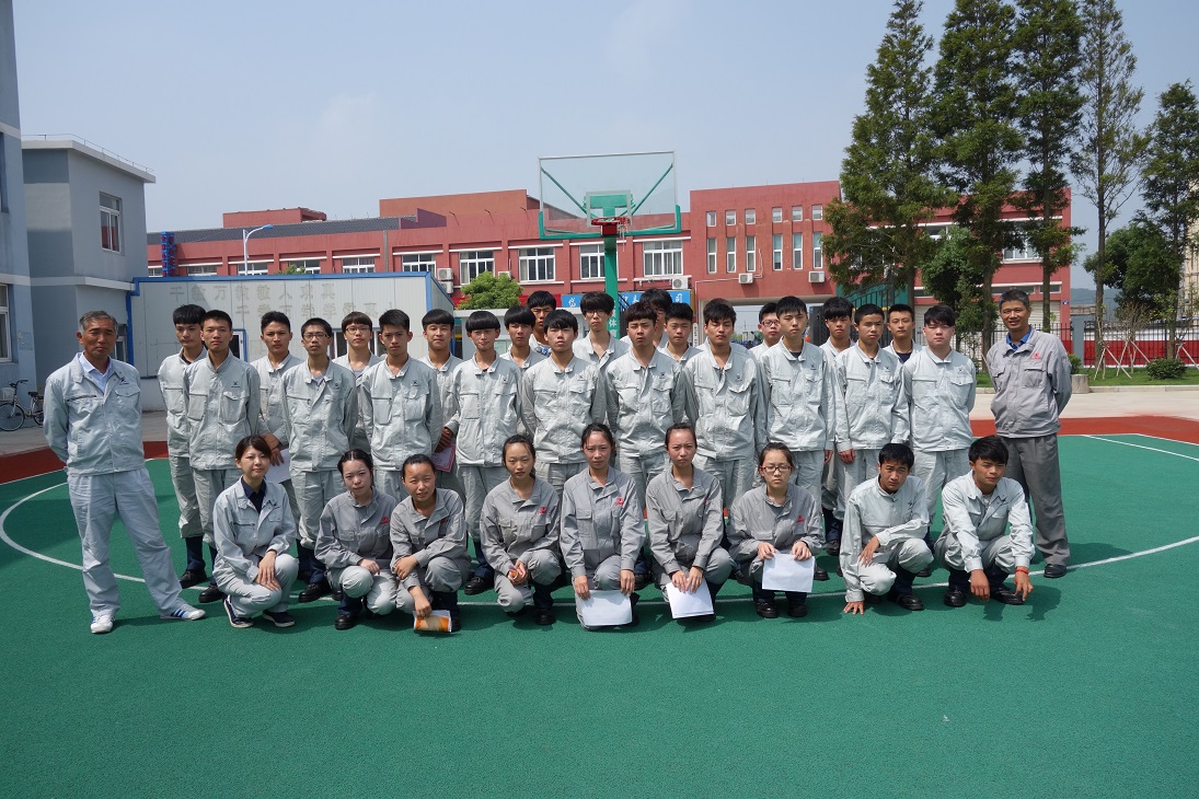 常石造船海外集團(tuán)公司的常石集團(tuán)（舟山）造船有限公司，給岱山縣職業(yè)技術(shù)學(xué)校常石分校12名優(yōu)秀學(xué)生頒發(fā)常石獎(jiǎng)學(xué)金