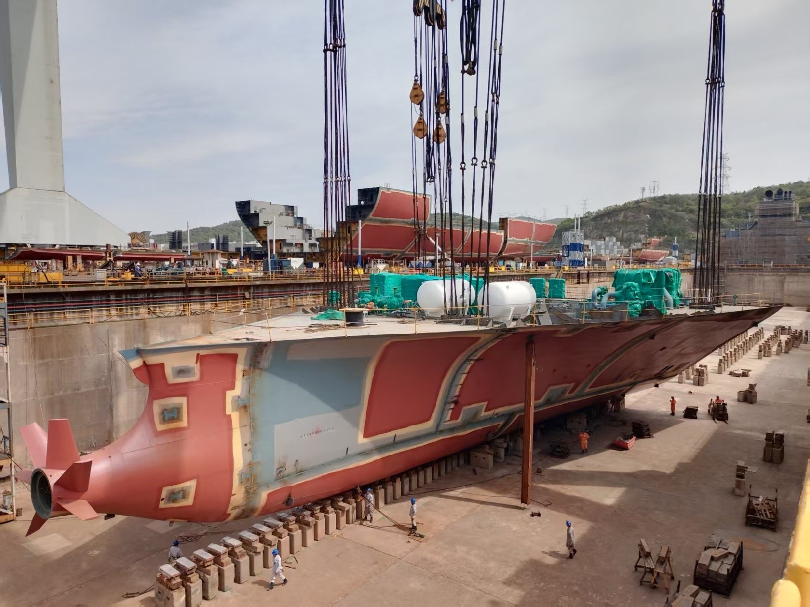常石造船中國(guó)基地，以全球首艘甲醇燃料 5900TEU 型集裝箱運(yùn)輸船挑戰(zhàn)嶄新的未來(lái)